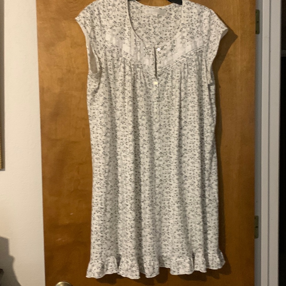 Eileen West cap sleeve cotton night gown. Size Medium.